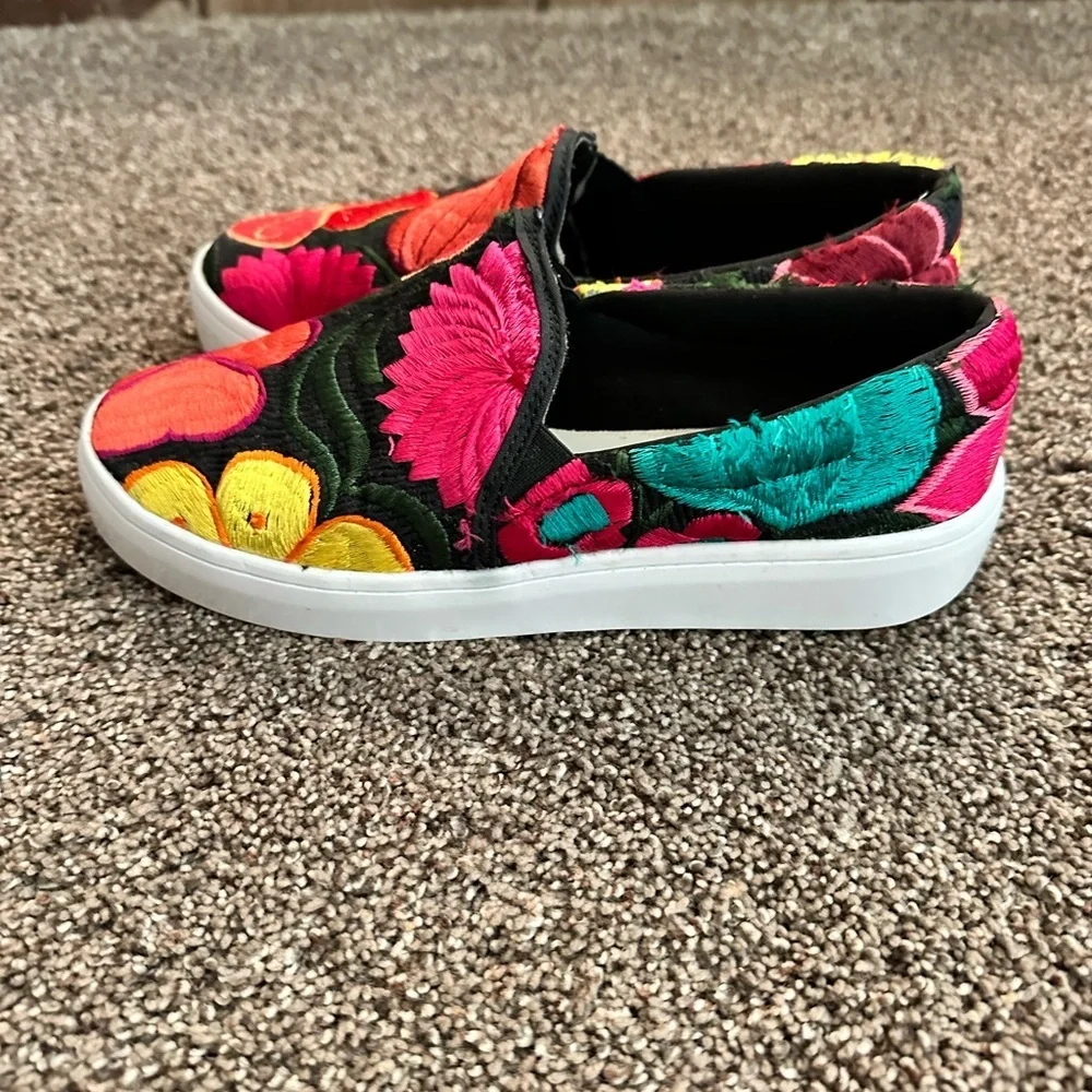 Hikal Bolom Mexican Artisanal Floral Embroidered Slip-On Shoes Size 24 (7/7.5)